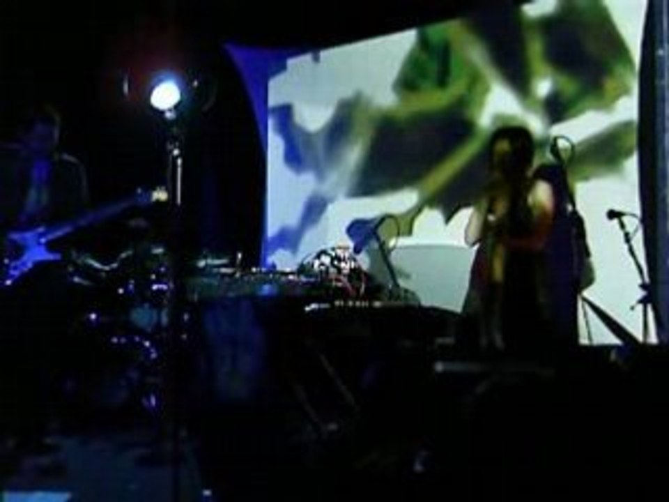 adèle didgeridoo, au Radazic 2007 avec Secret Vibes