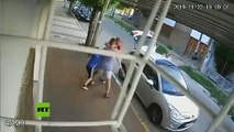 #VIRAL: Un niño patea a un ladrón para defender a su mamá de un robo en Argentina