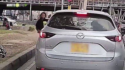 Hombre se hace pasar por limpiavidrios para atracar con arma de fuego en Bogotá