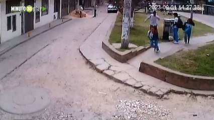 Preocupante Un niño de 13 años golpeó brutalmente a dos niñas a plena luz en un parque de Bogotá