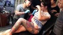 Explota el pecho de una chica mientras se está haciendo un tatuaje