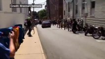 Carro atropella a manifestantes en Charlottesville durante mitin