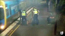 El momento en que policías salvan a una mujer de ser arrollada por un tren