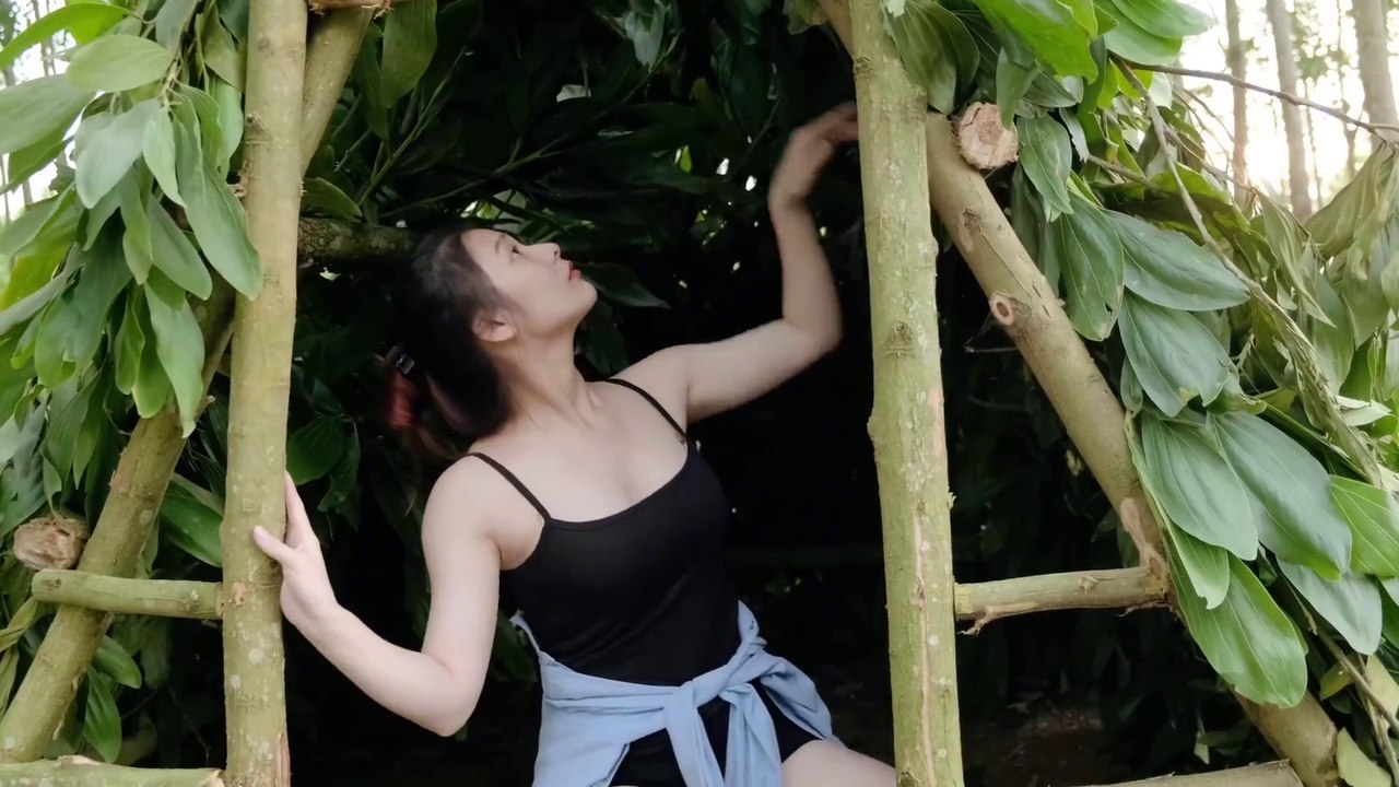 Cô Gái Xinh Đẹp Cắm Trại 3 Ngày Trong Rừng