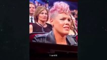 La reacción ante la expresion de Pink durante el tributo de Christina Aguilera a Whitney Houston en AMAs 2017