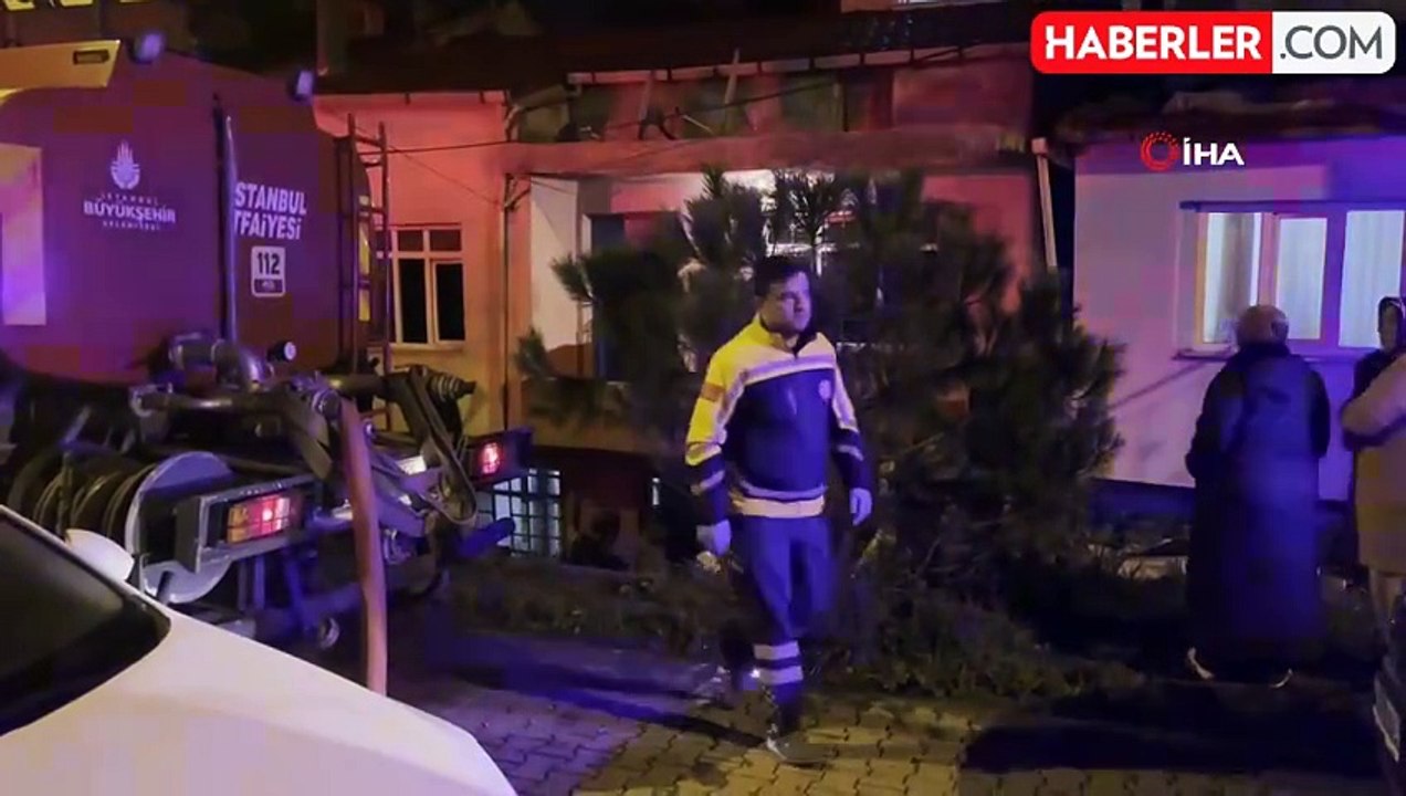 Küçükçekmece'de 2 katlı binanın giriş katında korkutan yangın: 2 yaralı