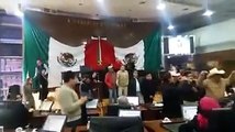 Campesinos golpean diputados y revientan sesión del congreso en #Chihuahua.