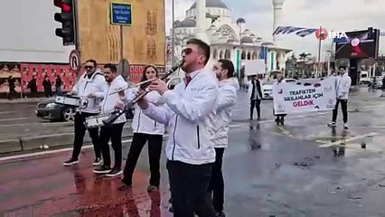 İstanbul'un saç baş yolduran trafiğinde ilginç anlar