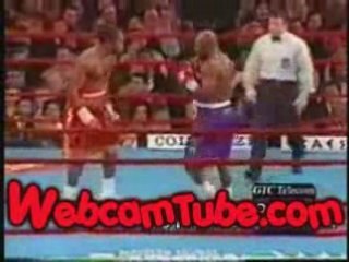 Referee Shows Off his Catlike Reflexes During a Fight