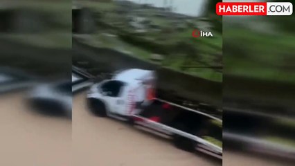 Sele kapılarak sürüklenen 2 kişi son anda kurtuldu, o anlar kamerada