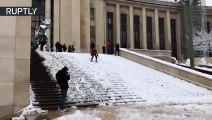 Esquiador urbano disfruta de la nieve en París