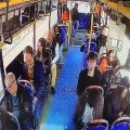 Otobüste genç kadını taciz ettiği iddia edilen yabancı uyruklu kişiye meydan dayağı!