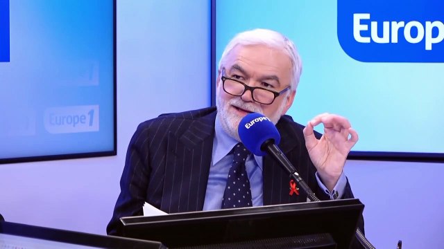 Discrimination capillaire : «Je ne peux pas arriver avec les cheveux rouges», ironise Pascal Praud