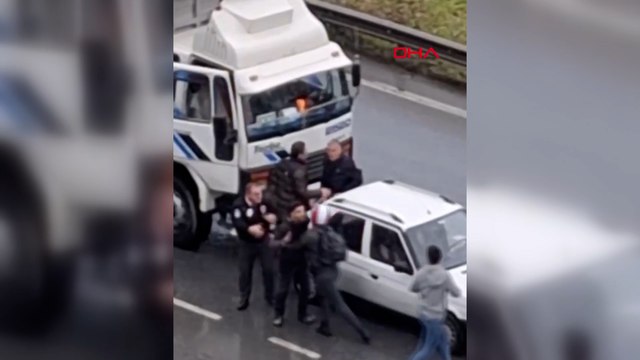 Küçükçekmece'de sürücülerin çekiçli yol verme kavgası