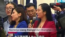 Reportera china pone ojos en blanco a otra reportera durante evento en Beijing