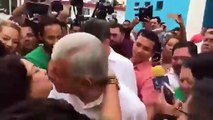 Lopez Obrador le dice a ciudadana que si gana no seremos como Venezuela