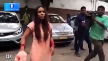 Actriz india arrestada por Hacer topless en la calle