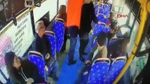 Otobüste genç kızı taciz eden şüpheliyi yolcular döverek polise verdi