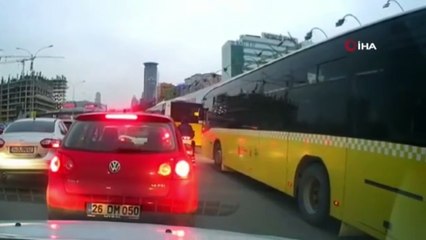 Özel halk otobüsü şoföründen kendisine vurmaya çalışan motosikletlilere biber gazlı müdahale