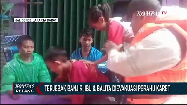 Banjir Rendam Kalideres, Balita dan Ibu Dievakuasi dengan Perahu Karet