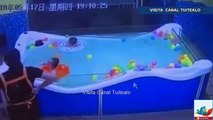 Bebé casi muere ahogado por despiste de sus cuidadoras en China