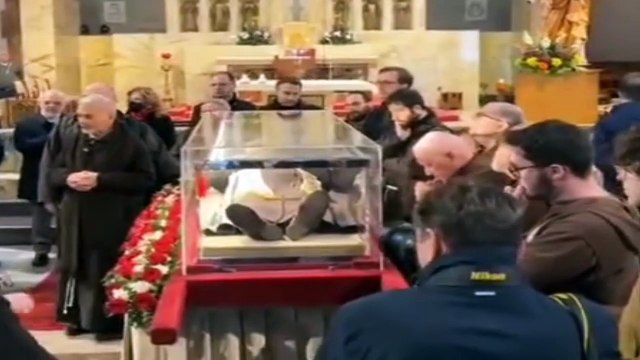 Traslado de reliquia de San Pío desde Santuario de Sta. María delle Grazie a la Iglesia de San Pío
