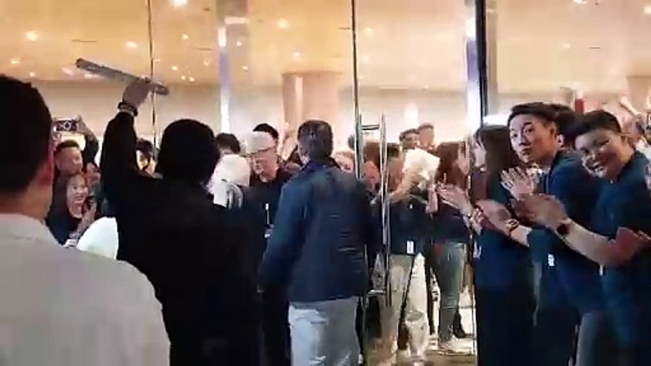 Chine: Le géant américain Apple a ouvert hier son huitième Apple Store dans le pays, à Shanghai, alors que les inquiétudes grandissent quant à une chute de ses ventes dans la deuxième économie mondiale - VIDEO