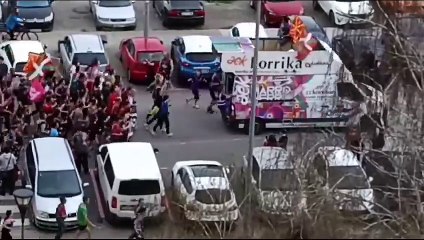 Un valiente hombre pone el Himno de España a todo volumen durante una carrera a favor del euskera