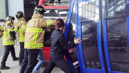 60명 탄 여수 해상 케이블카 30분 간 공중에 멈춰 / YTN