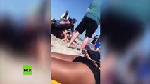 Policias golpean a una menor durante un arresto en una playa de EE.UU.