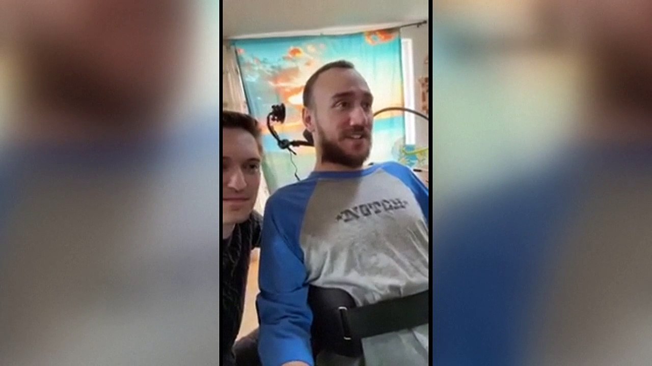 Neuralink zeigt über gedankensteuerung schach spielenden mann