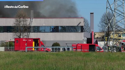 Terribile incendio a Saonara: l?alta colonna di fumo