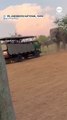 Regardez les images de cet éléphant qui soulève un véhicule avec sa trompe et ses défenses lors d’un safari en Afrique du Sud - Aucune personne n’a été blessée - VIDEO
