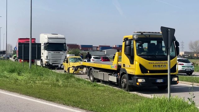 Truccazzano, incidente fra auto e camion sulla Provinciale: un morto