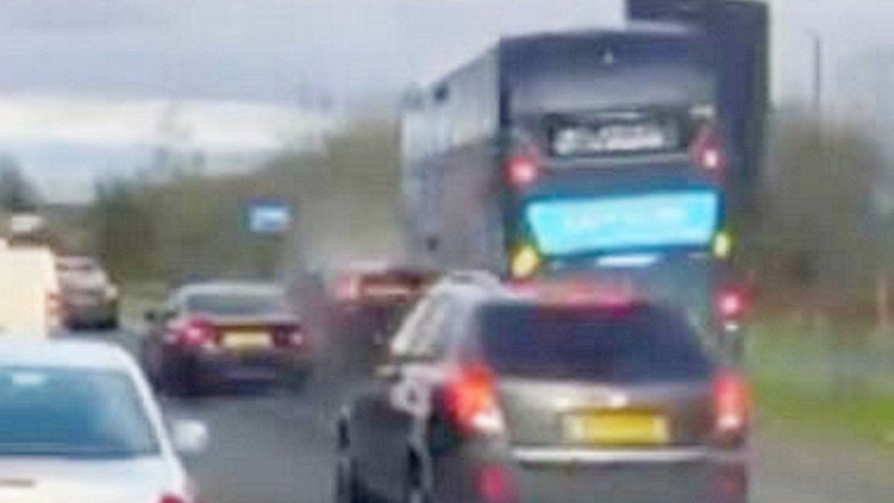 Bus rammt Auto, nachdem ein ungeduldiger Fahrer auf die Busspur ausweicht