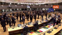Il Presidente del Consiglio Ue Michel suona la campanella per dare il via alla riunione a Bruxelles