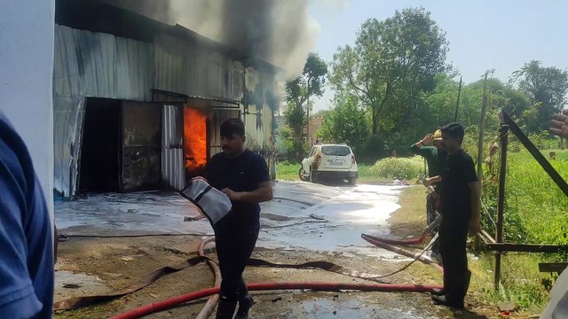 Video... न्यू भूपालपुरा क्षेत्र में कूलर के गोदाम में लगी आग