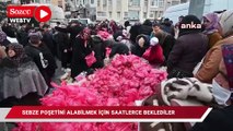 Sebze poşetini alabilmek için saatlerce beklediler