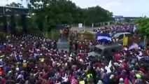 Caravana de inmigrantes hondureños llegó a México y cruzan a la fuerza