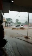 Agua cubre casi todo el vehículo