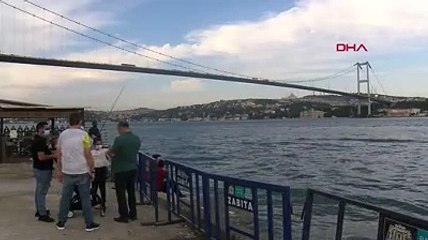 Başakşehir'in bayrağı köprülere asıldı