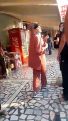 Atatürk'ü sevmiyorum diye bağıran iki kadını polis gözaltına alınca halk polisi alkış yağmuruna tuttu