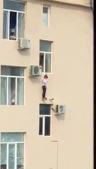 Apartmanın dışında mahsur kalan çocuğu böyle kurtardılar