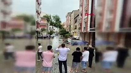 Kurtarılmayı minibüsün tavanında beklediler