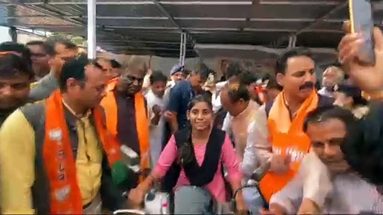 टॉपर भांजी की स्कूटी पर बैठे मामा शिवराज सिंह चौहान
