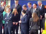 “Sei un po’ alto”, Meloni scherza con gli altri leader alla foto di gruppo al Consiglio Ue