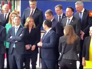 Download Video: “Sei un po’ alto”, Meloni scherza con gli altri leader alla foto di gruppo al Consiglio Ue