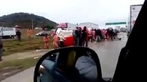 #VIDEO: Pobladores rapiñan cerveza de trailer volcado