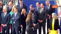 ?Sei un po? alto?, Meloni scherza con gli altri leader alla foto di gruppo al Consiglio Ue