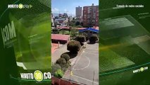 Un colegio de Bogotá dejó bajó el sol por más dos horas a sus estudiantes mientras docentes disfrutaban en la sombra